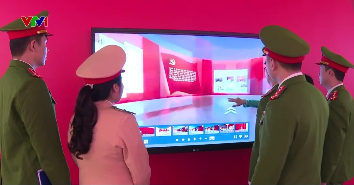 Hơn 200 tài liệu, hiện vật quý được trưng bày tại Triển lãm “Đảng Cộng sản Việt Nam – Từ Đại hội đến Đại hội”- Ảnh 2. Hơn 200 tài liệu, hiện vật quý được trưng bày tại Triển lãm “Đảng Cộng sản Việt Nam – Từ Đại hội đến Đại hội”- Ảnh 2.