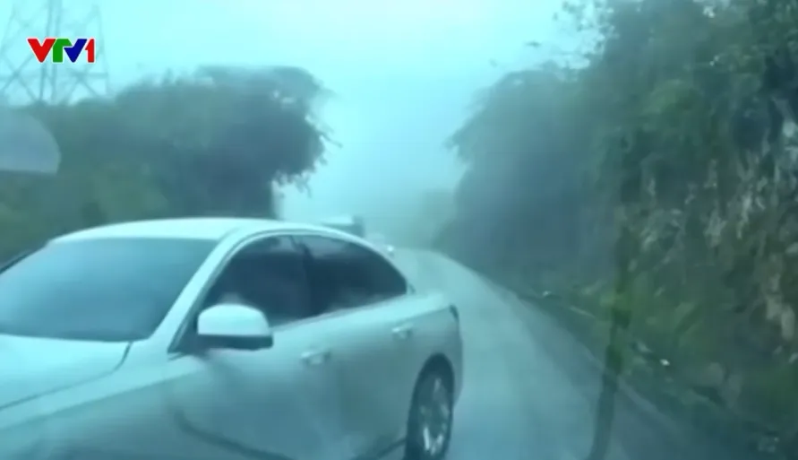 Đèo dốc trơn ướt, tầm nhìn hạn chế, tài xế vẫn liều vượt ẩu - Ảnh 2.