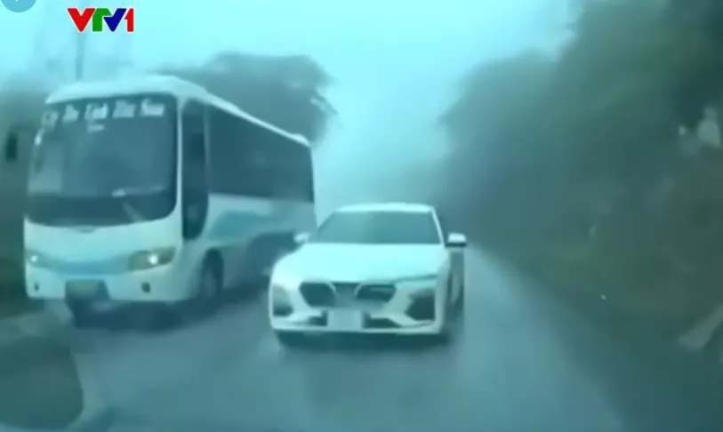 Đèo dốc trơn ướt, tầm nhìn hạn chế, tài xế vẫn liều vượt ẩu - Ảnh 1.