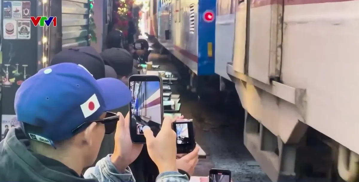 Ý kiến trái chiều quanh đề xuất dừng tàu khách qua nội đô Hà Nội - Ảnh 1.