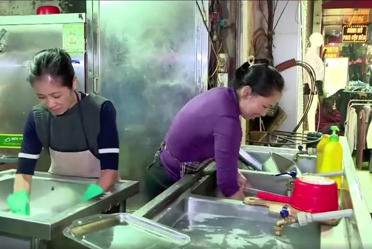 Giá lạnh đêm Hà Nội và những phận người mưu sinh ngoài trời - Ảnh 2.