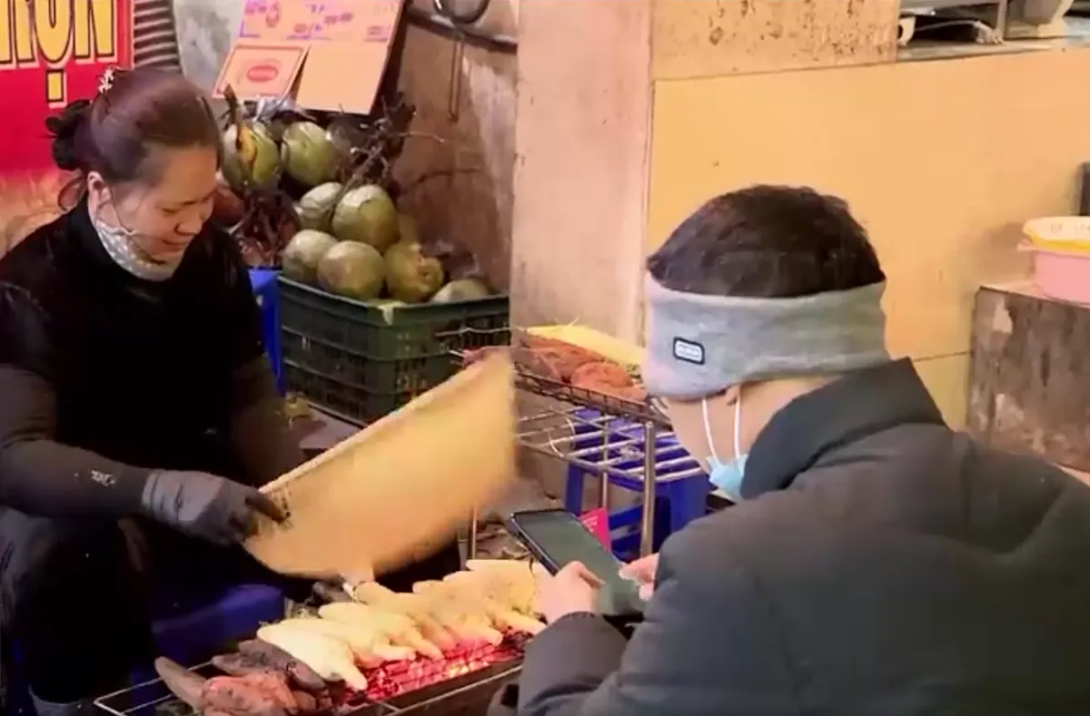 Giá lạnh đêm Hà Nội và những phận người mưu sinh ngoài trời - Ảnh 1.