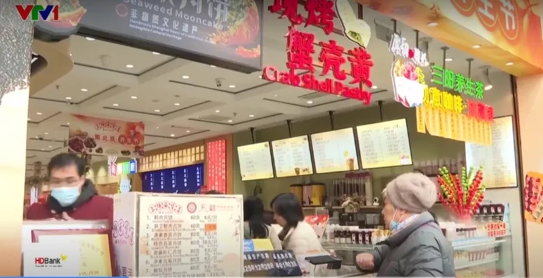 Trung Quốc mở &ldquo;M&ugrave;a ti&ecirc;u d&ugrave;ng Tết Nguy&ecirc;n đ&aacute;n&rdquo; k&iacute;ch cầu mua sắm  - Ảnh 1.