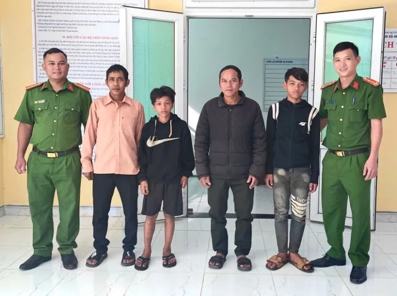 Câu cá đêm, 2 thiếu niên trôi dạt hơn 40km trên lòng hồ thủy điện Sê San - Ảnh 1.