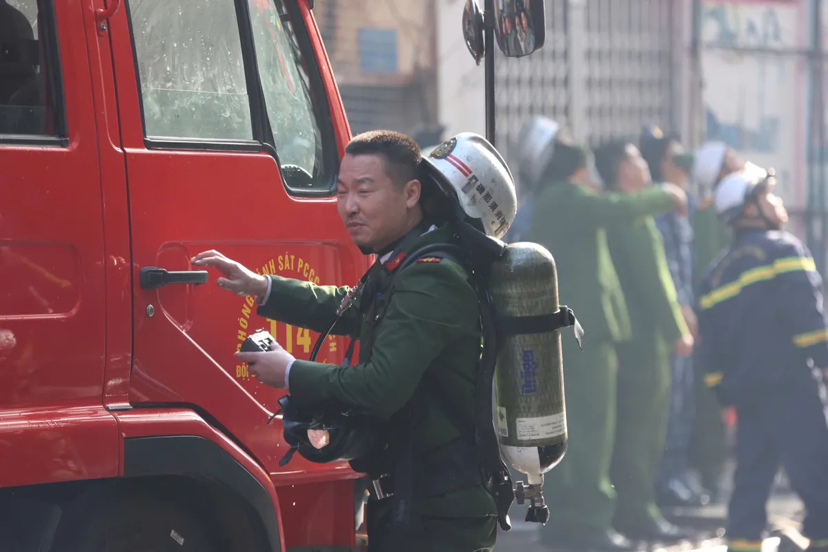 Cháy lớn trên phố Lê Lợi (phường Hà Đông)- Ảnh 8. Cháy lớn trên phố Lê Lợi (phường Hà Đông)- Ảnh 8.