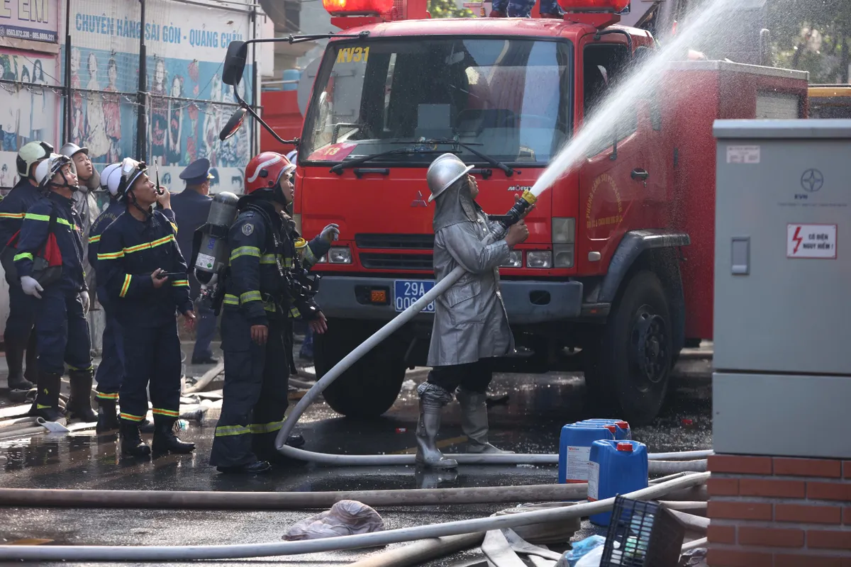 Cháy lớn trên phố Lê Lợi (phường Hà Đông)- Ảnh 4. Cháy lớn trên phố Lê Lợi (phường Hà Đông)- Ảnh 4.