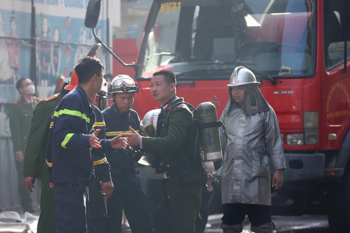 Cháy lớn trên phố Lê Lợi (phường Hà Đông)- Ảnh 5. Cháy lớn trên phố Lê Lợi (phường Hà Đông)- Ảnh 5.
