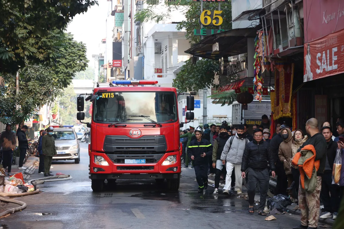 Cháy lớn trên phố Lê Lợi (phường Hà Đông)- Ảnh 7. Cháy lớn trên phố Lê Lợi (phường Hà Đông)- Ảnh 7.