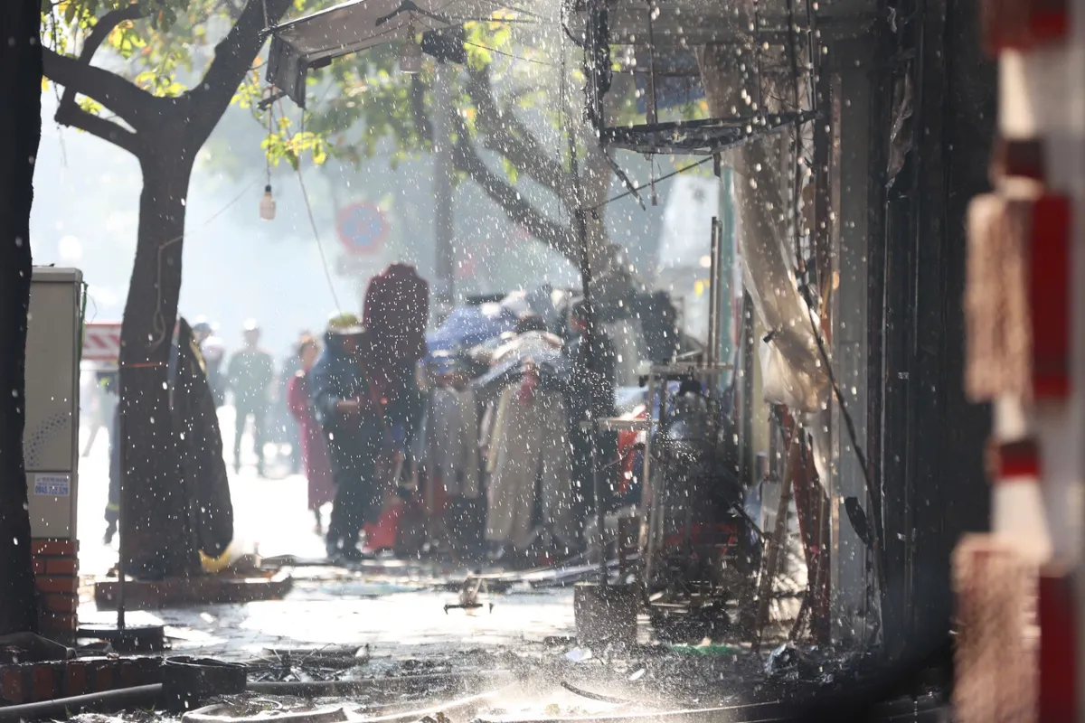 Cháy lớn trên phố Lê Lợi (phường Hà Đông)- Ảnh 6. Cháy lớn trên phố Lê Lợi (phường Hà Đông)- Ảnh 6.