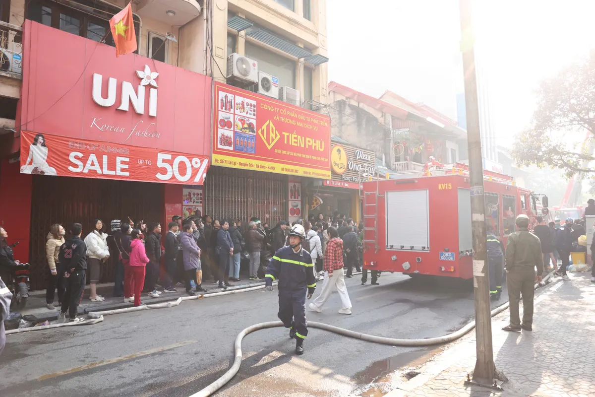 Cháy lớn trên phố Lê Lợi (phường Hà Đông)- Ảnh 2. Cháy lớn trên phố Lê Lợi (phường Hà Đông)- Ảnh 2.