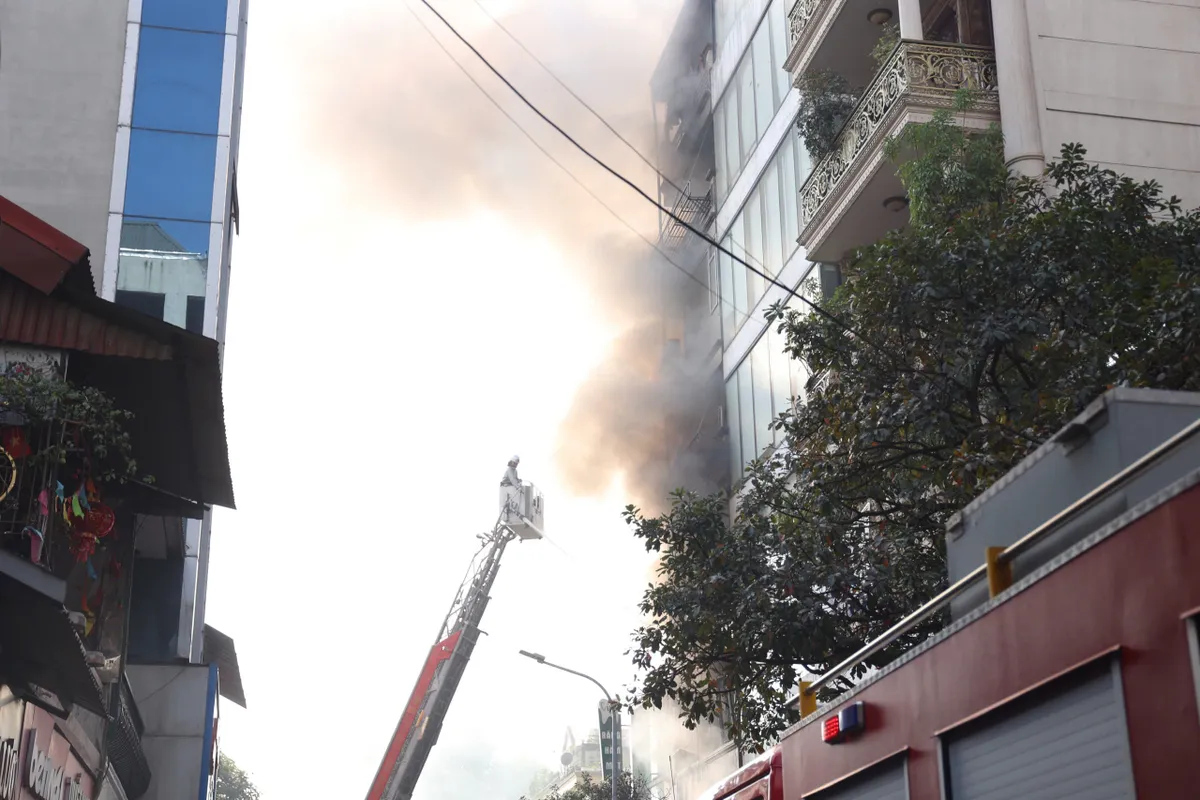 Cháy lớn trên phố Lê Lợi (phường Hà Đông)- Ảnh 3. Cháy lớn trên phố Lê Lợi (phường Hà Đông)- Ảnh 3.