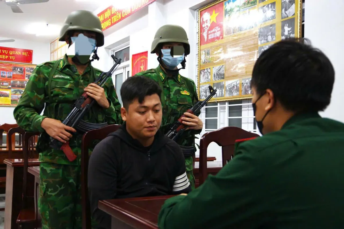 Kh&aacute;nh H&ograve;a: Ph&aacute; chuy&ecirc;n &aacute;n KH1225, bắt đối tượng chở 35kg ph&aacute;o "lậu" tại bến xe- Ảnh 2.