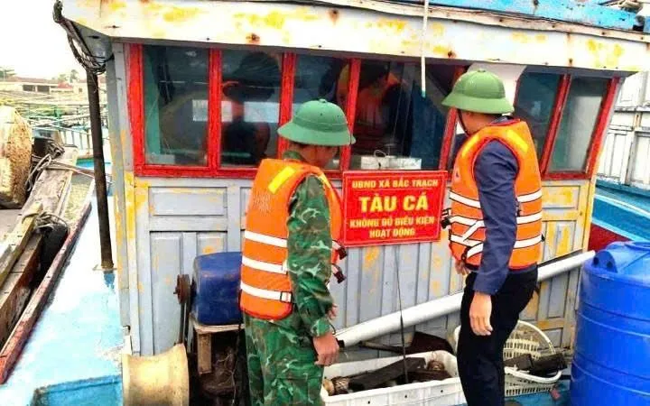 Lực lượng chức năng tỉnh Quảng Trị niêm phong, đóng bảng thông báo tàu cá không đủ điều kiện hoạt động.