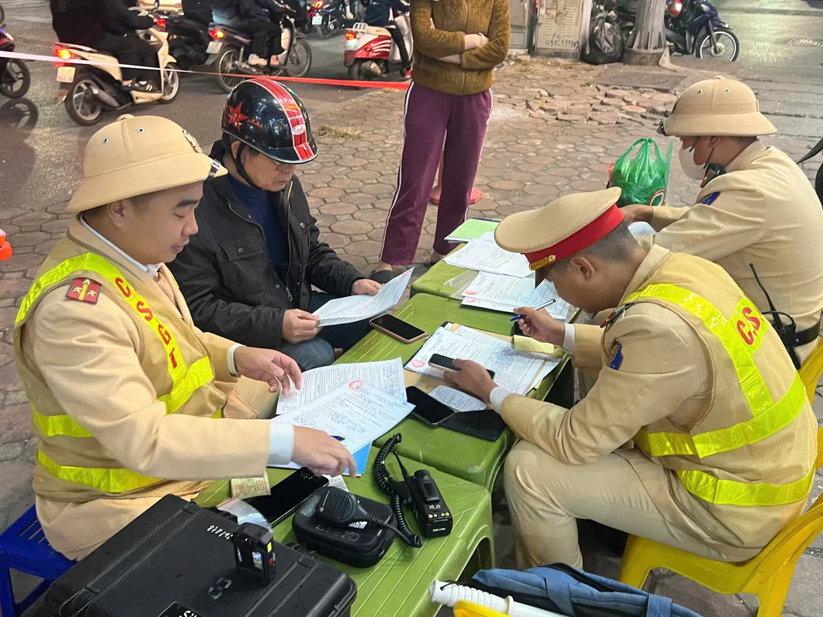 Đội Cảnh s&aacute;t giao th&ocirc;ng số 14 xuy&ecirc;n đ&ecirc;m xử l&yacute; nồng độ cồn trong gi&aacute; r&eacute;t- Ảnh 3.