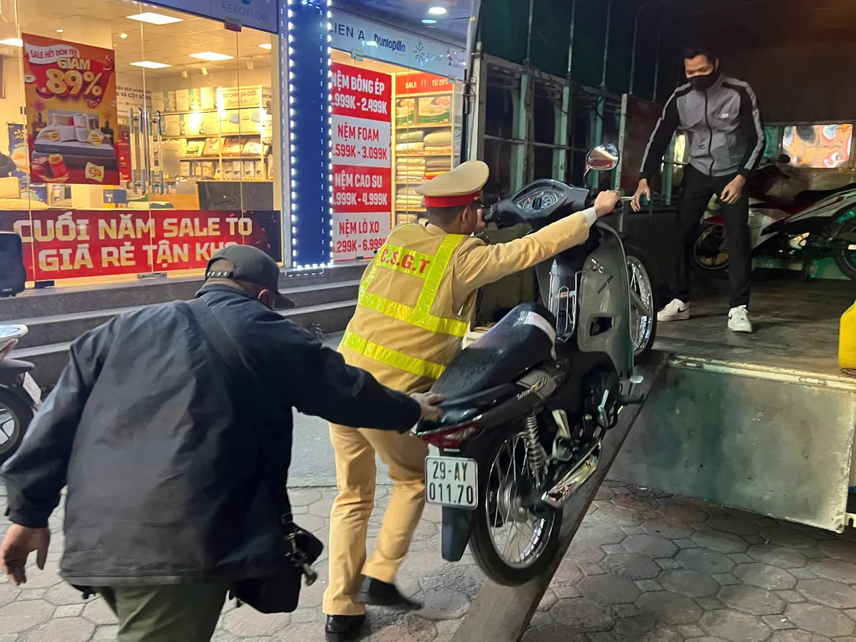 Đội Cảnh s&aacute;t giao th&ocirc;ng số 14 xuy&ecirc;n đ&ecirc;m xử l&yacute; nồng độ cồn trong gi&aacute; r&eacute;t- Ảnh 1.