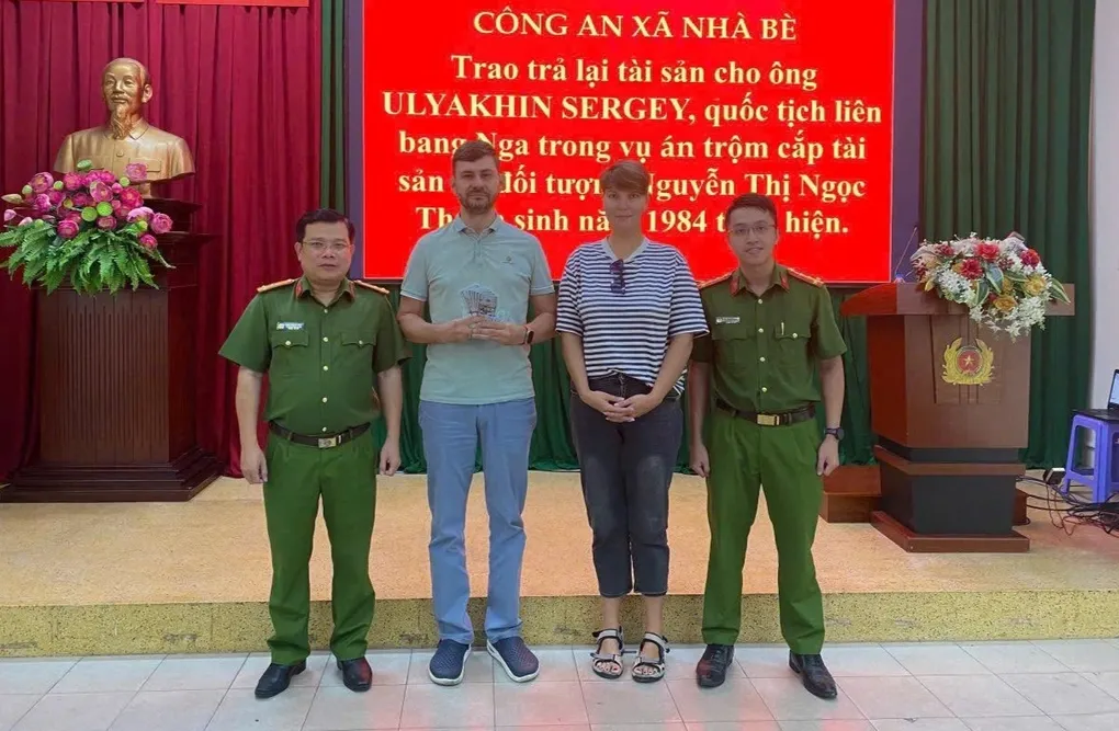 Nữ gi&uacute;p việc trộm nhiều ngoại tệ của vợ chồng người Nga tại TPHCM- Ảnh 1.