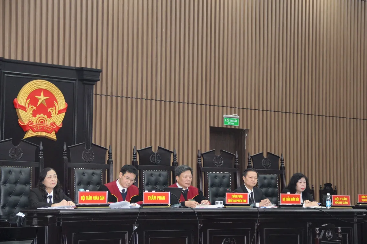 Hai cựu Cục trưởng b&agrave;y tỏ &acirc;n hận trước giờ nghị &aacute;n- Ảnh 1.