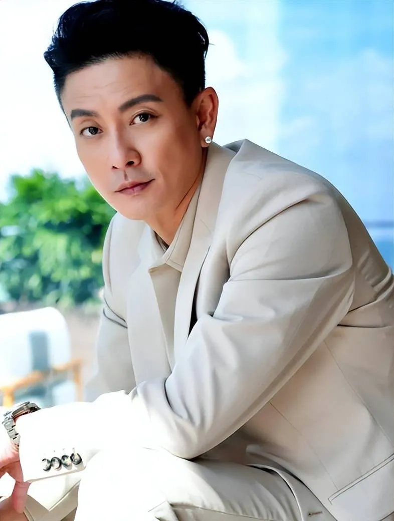 Top 3 qu&yacute; &ocirc;ng độc th&acirc;n U50 đắt gi&aacute; của l&agrave;ng giải tr&iacute; Hoa ngữ - Ảnh 2.