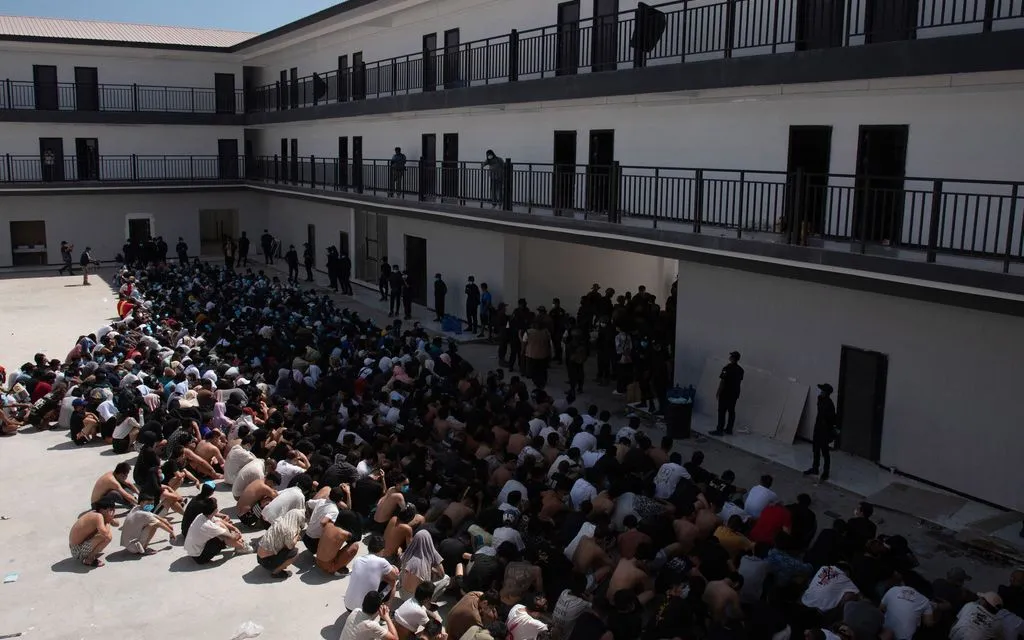 Những người được cho là nạn nhân của các đường dây lừa đảo bị giam giữ tại Myawaddy, miền Đông Myanmar, ngày 26/2/2025. (Ảnh: AP)