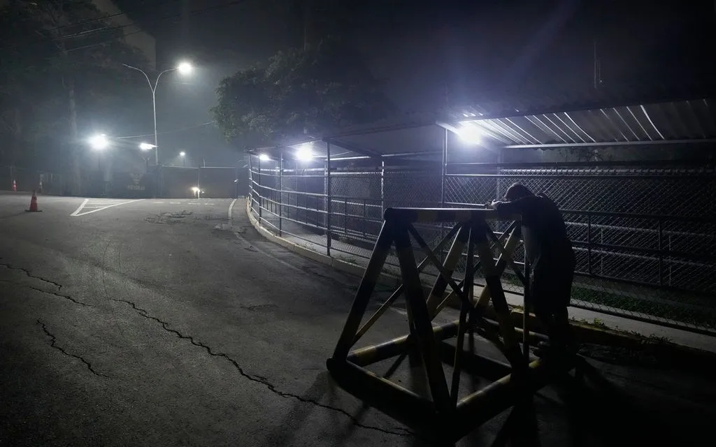 Người thân của một tù nhân chính trị chờ bên ngoài nhà tù Rodeo I ở Guatire, Venezuela, ngày 8/1/2026 (Ảnh: AP)