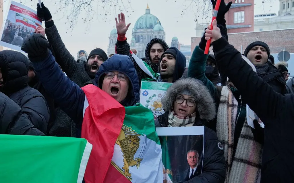 Người biểu tình ở Berlin, Đức xuống đường ủng hộ người dân Iran chống lại chính phủ, ngày 9/1/2026 (Ảnh: AP/Ebrahim Noroozi)