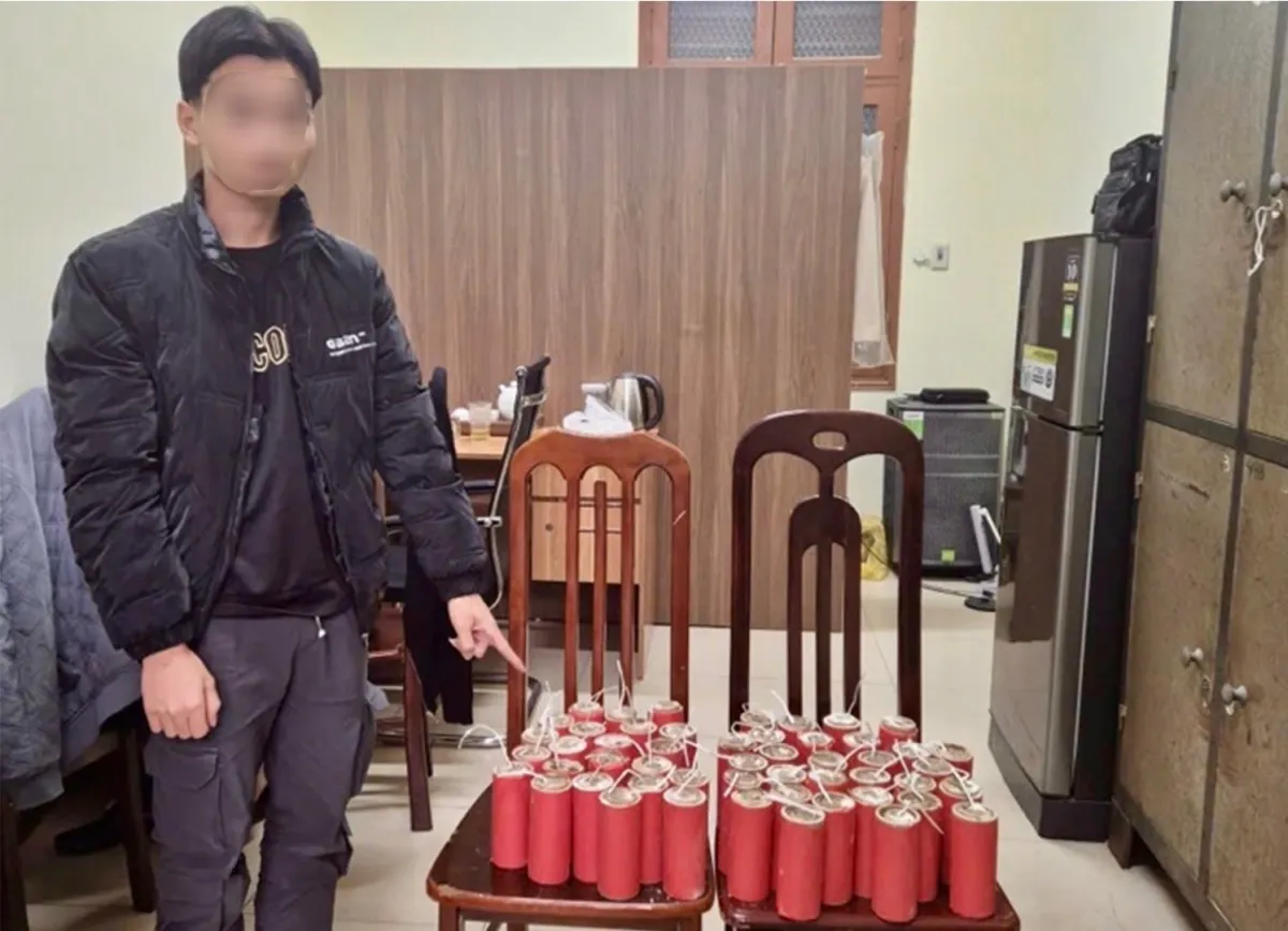 Bắt giữ nam thanh ni&ecirc;n sản xuất ph&aacute;o nổ tr&aacute;i ph&eacute;p tại nh&agrave; nghỉ ở H&agrave; Nội- Ảnh 1.