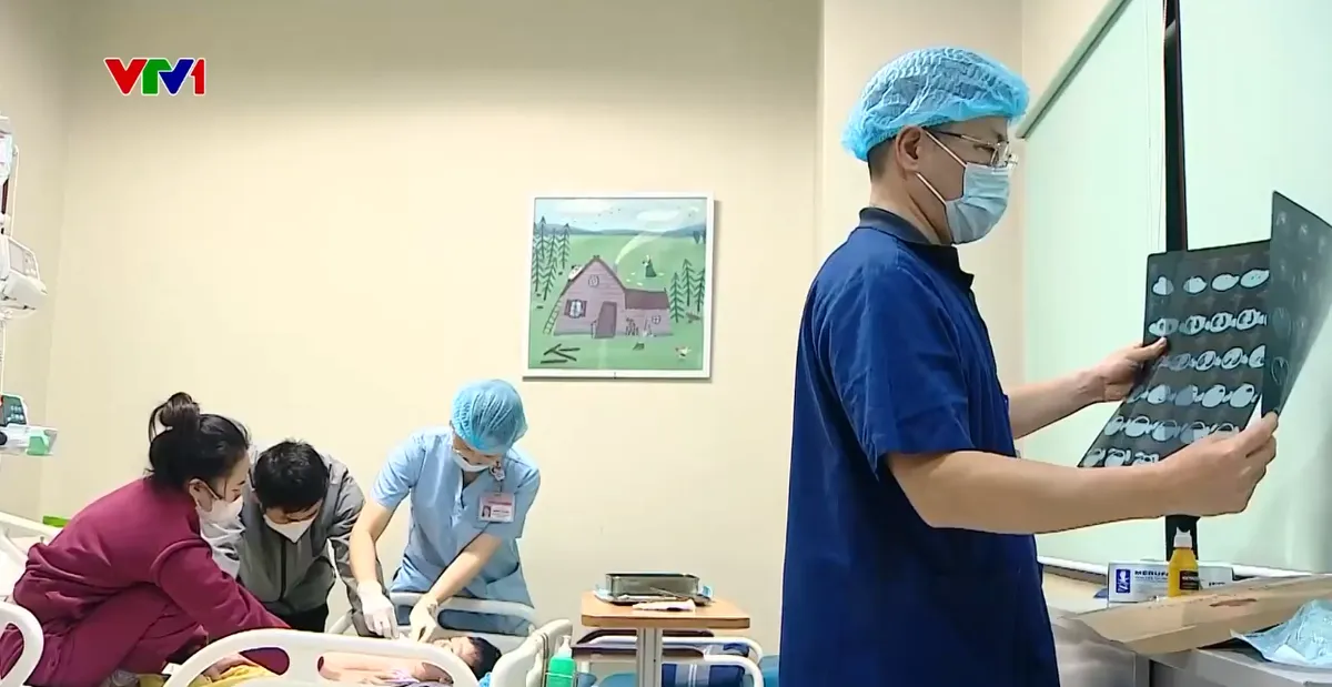 B&eacute; trai 2 tuổi bị ch&oacute; nh&agrave; nu&ocirc;i cắn thấu ngực, dập phổi - Ảnh 1.