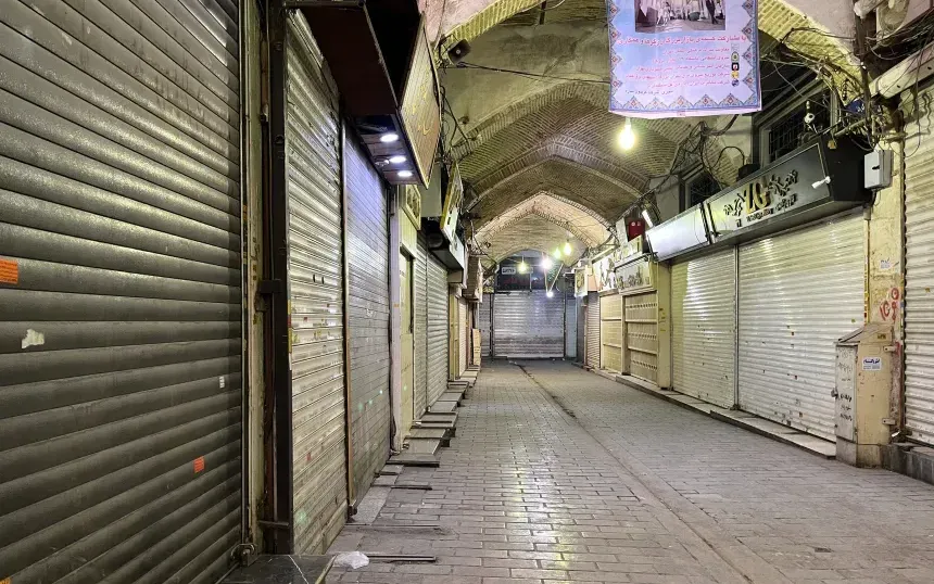 Các cửa hàng đóng cửa trong cuộc biểu tình tại khu chợ cổ ở Tehran, Iran, ngày 6/1 (Ảnh: AP)