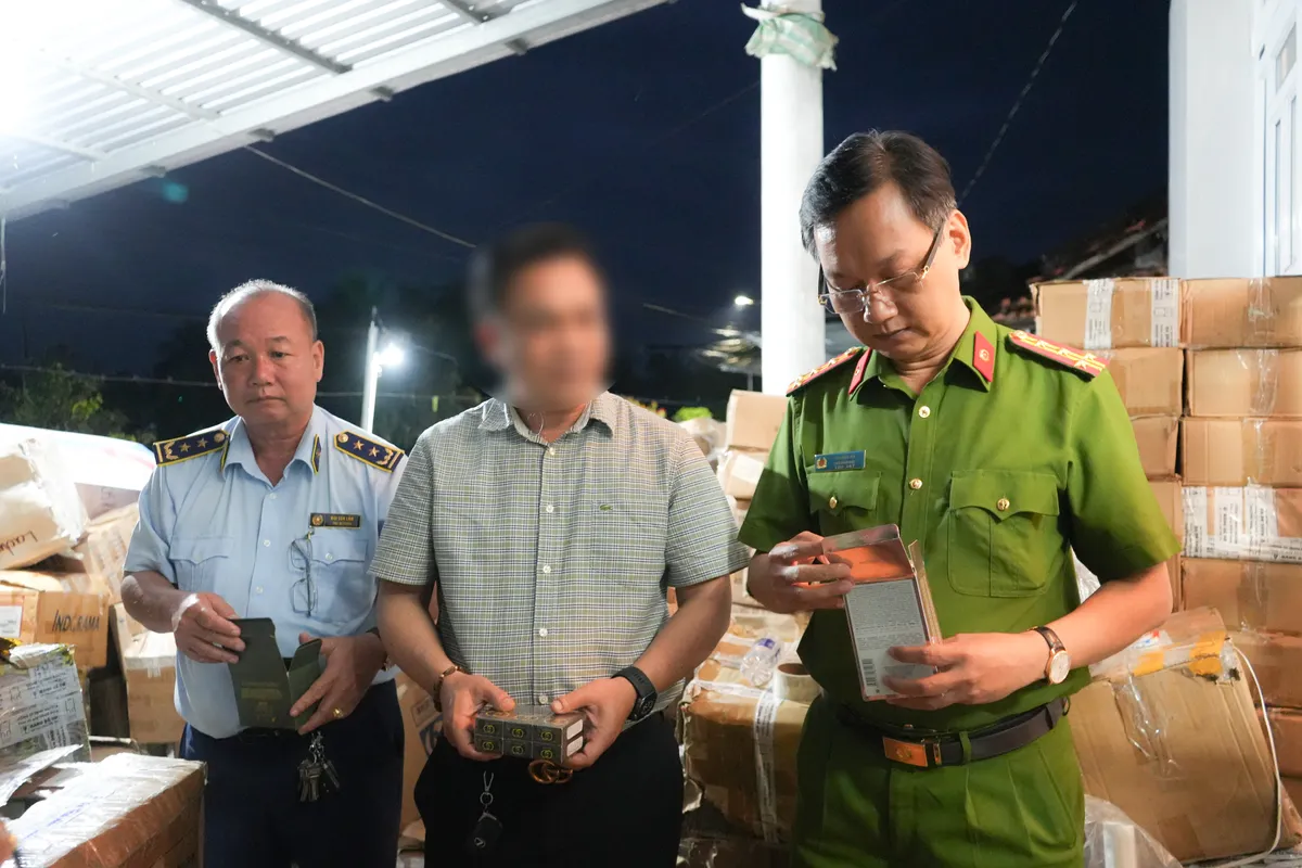 Hơn 1.200 chai nước hoa giả nh&atilde;n hiệu nổi tiếng bị ph&aacute;t hiện ở Cần Thơ - Ảnh 2.