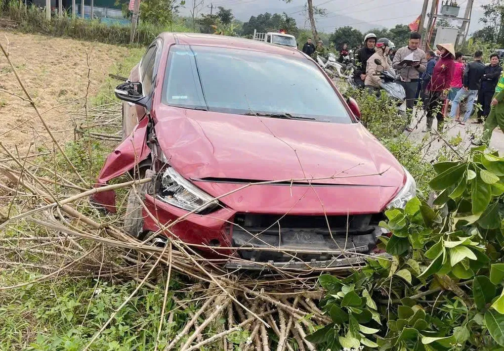 Nam thanh ni&ecirc;n lao &ocirc; t&ocirc; v&agrave;o đối phương v&igrave; m&acirc;u thuẫn, 3 người thương vong- Ảnh 1.
