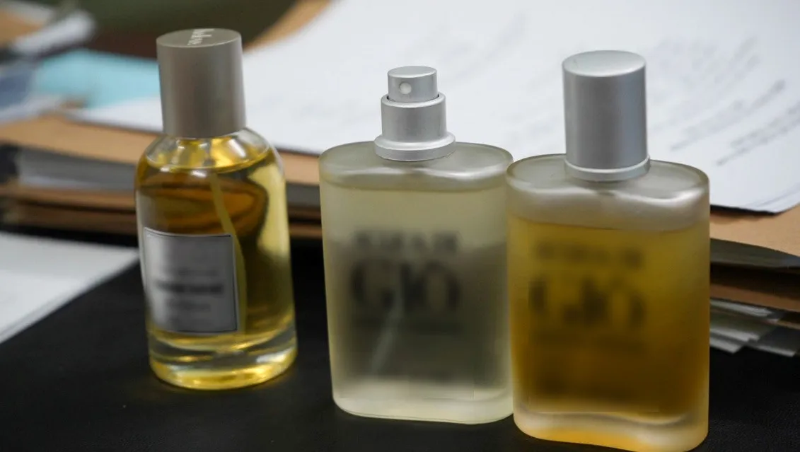 Vợ chồng gi&aacute;m đốc một c&ocirc;ng ty ở Cần Thơ sản xuất h&agrave;ng ngh&igrave;n chai nước hoa giả Dior, Chanel - Ảnh 2.