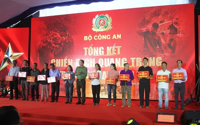 Thay mặt lãnh đạo Bộ Công an, Thứ trưởng Đặng Hồng Đức tặng quà cho các hộ dân được hỗ trợ xây dựng mới và sửa chữa nhà tại miền Trung - Ảnh: VGP