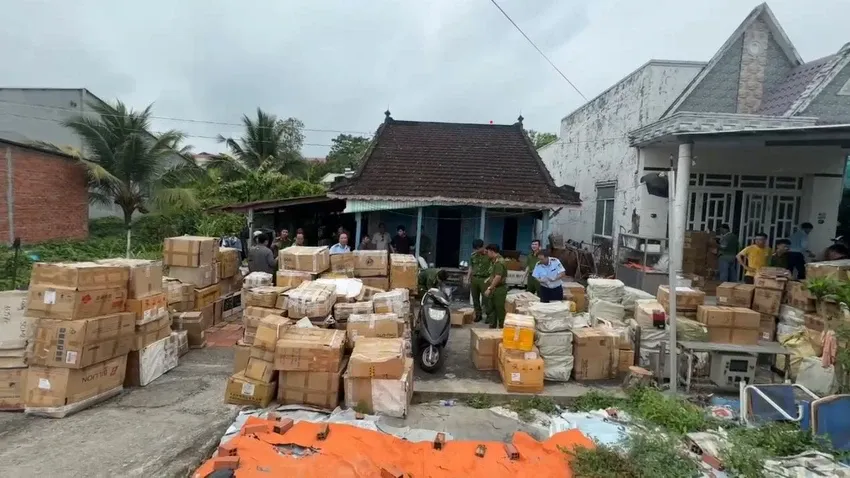 Vợ chồng gi&aacute;m đốc một c&ocirc;ng ty ở Cần Thơ sản xuất h&agrave;ng ngh&igrave;n chai nước hoa giả Dior, Chanel - Ảnh 5.