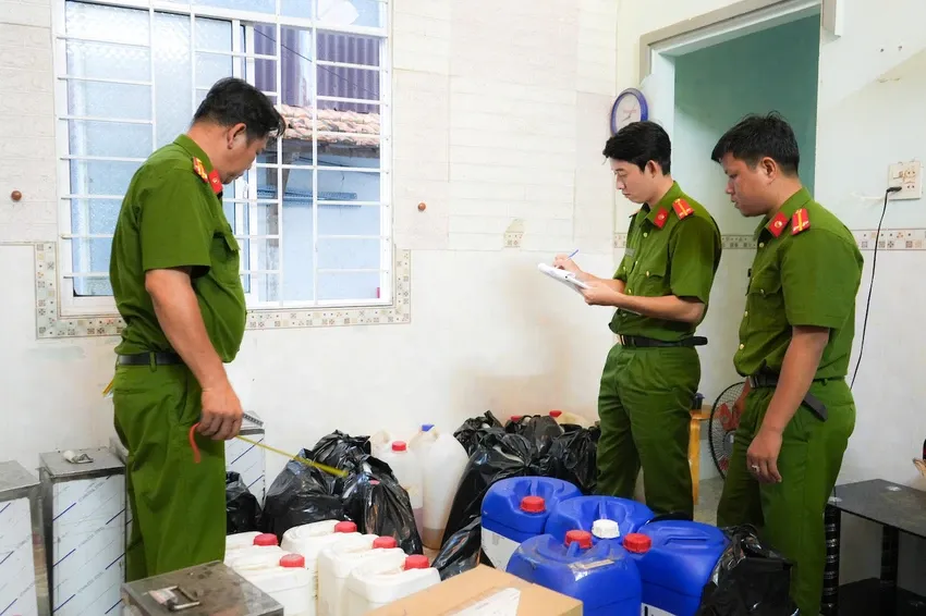 Vợ chồng gi&aacute;m đốc một c&ocirc;ng ty ở Cần Thơ sản xuất h&agrave;ng ngh&igrave;n chai nước hoa giả Dior, Chanel - Ảnh 1.