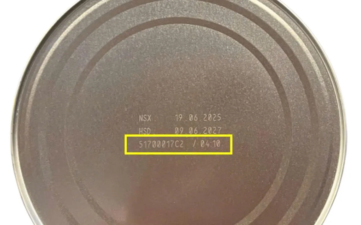 Số lô sản phẩm ghi ở đáy hộp sữa. (Ảnh: Nestlé Việt Nam cung cấp)