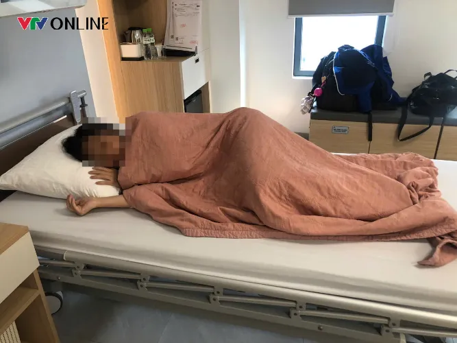 Vụ người phụ nữ bị đ&aacute;nh giữa h&agrave;nh lang chung cư ở H&agrave; Nội: Nạn nh&acirc;n đang phải theo d&otilde;i chấn thương sọ n&atilde;o- Ảnh 1.