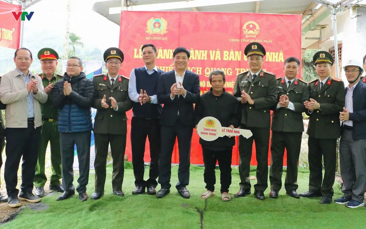Công an tỉnh Quảng Ngãi hoàn thành và bàn giao 32 căn nhà cho các hộ dân bị thiệt hại bởi thiên tai đúng tiến độ. Ảnh: Khắc Phố
