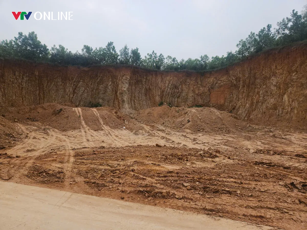 Ph&uacute; Thọ: Những quả đồi bị đ&agrave;o xới v&agrave; dấu hiệu khai th&aacute;c đất k&eacute;o d&agrave;i - Ảnh 3.