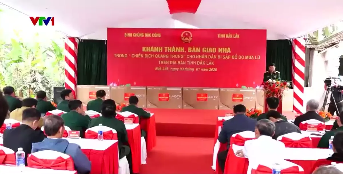 Chiến dịch Quang Trung về đ&iacute;ch thần tốc: H&agrave;ng ngh&igrave;n m&aacute;i nh&agrave; mới cho người d&acirc;n v&ugrave;ng lũ - Ảnh 2.