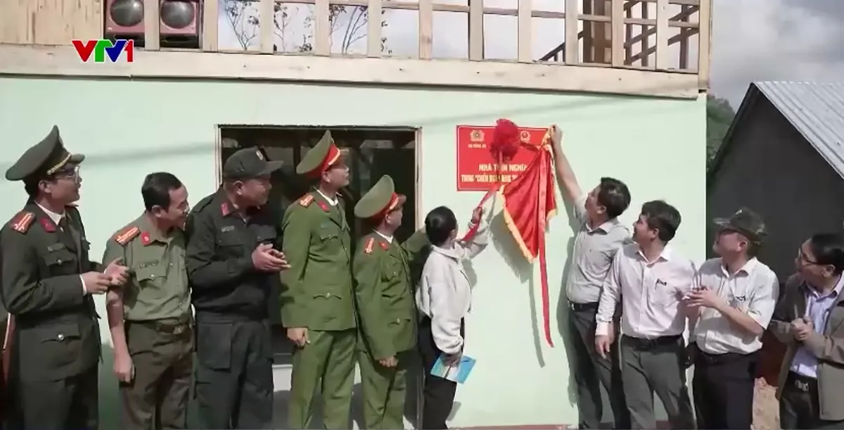 Chiến dịch Quang Trung về đ&iacute;ch thần tốc: H&agrave;ng ngh&igrave;n m&aacute;i nh&agrave; mới cho người d&acirc;n v&ugrave;ng lũ - Ảnh 4.