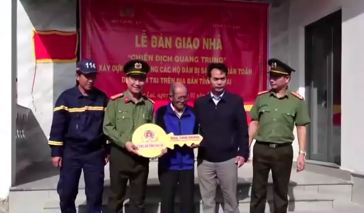 Chiến dịch Quang Trung về đ&iacute;ch thần tốc: H&agrave;ng ngh&igrave;n m&aacute;i nh&agrave; mới cho người d&acirc;n v&ugrave;ng lũ - Ảnh 3.