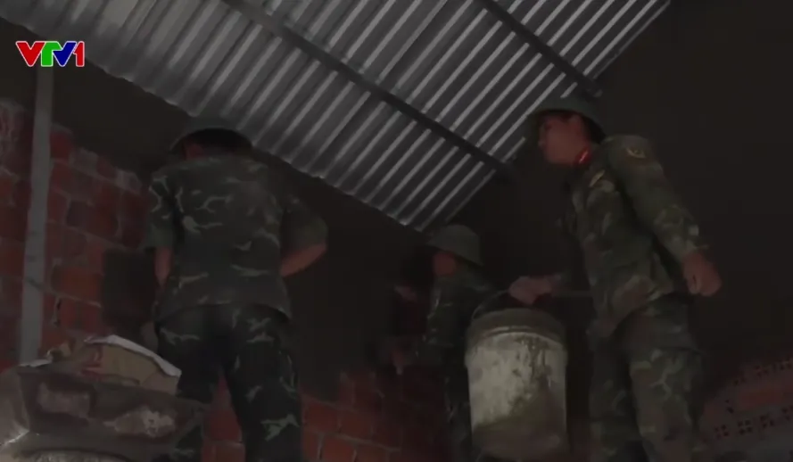 Bộ đội Cụ Hồ dựng nh&agrave; sau lũ: Những &ldquo;đội thợ&rdquo; mặc &aacute;o l&iacute;nh - Ảnh 1.