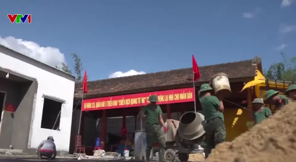 Bộ đội Cụ Hồ dựng nh&agrave; sau lũ: Những &ldquo;đội thợ&rdquo; mặc &aacute;o l&iacute;nh - Ảnh 2.