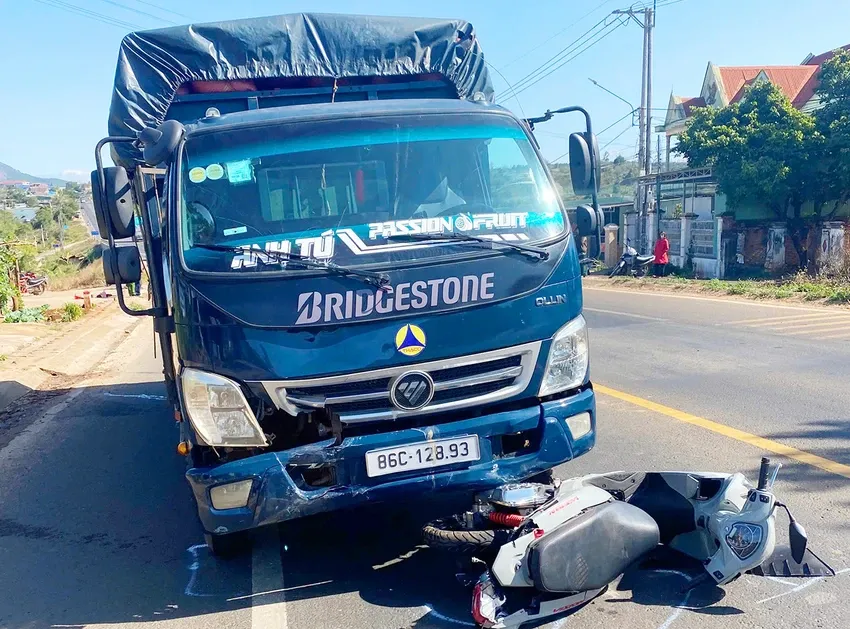 &Ocirc; t&ocirc; tải t&ocirc;ng xe m&aacute;y từ ph&iacute;a sau khiến 2 vợ chồng tử vong- Ảnh 1.