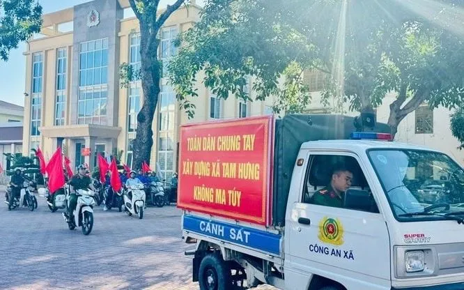 Xã Tam Hưng (Hà Nội) tuyên truyền lưu động về xây dựng xã không ma túy. Ảnh: HNM 