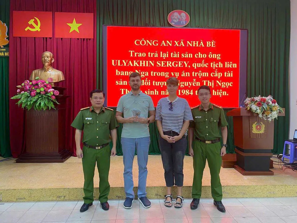 Nữ gi&uacute;p việc trộm nhiều ngoại tệ của vợ chồng người Nga - Ảnh 1.