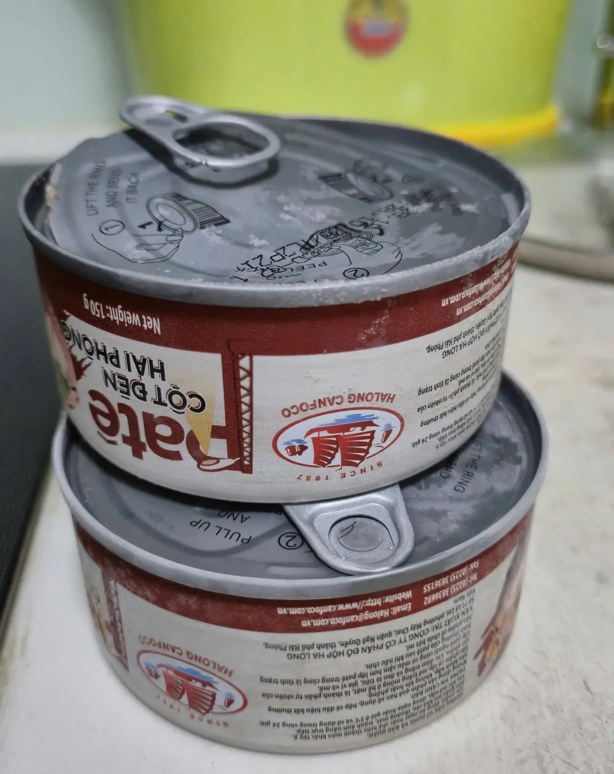 Người tiêu dùng bức xúc, vứt bỏ đồ hộp Hạ Long- Ảnh 1. Người tiêu dùng bức xúc, vứt bỏ đồ hộp Hạ Long- Ảnh 1.