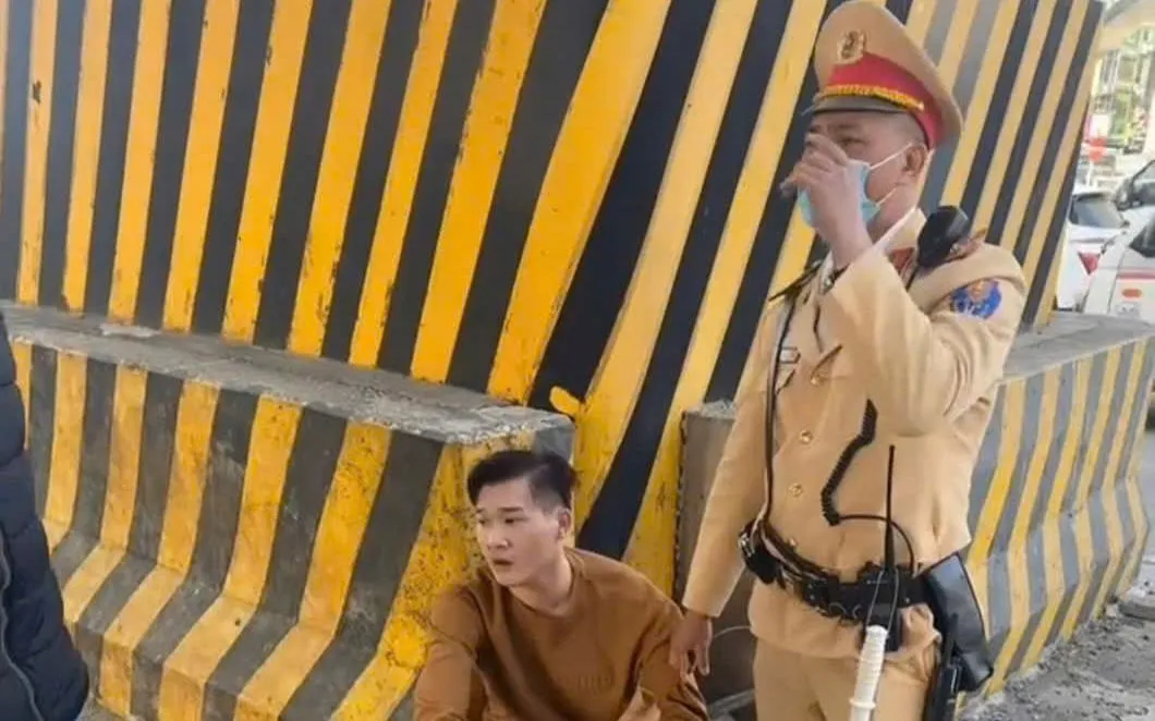 Đối tượng nghi vấn bị CSGT khống chế (ảnh người dân đăng tải trên MXH)