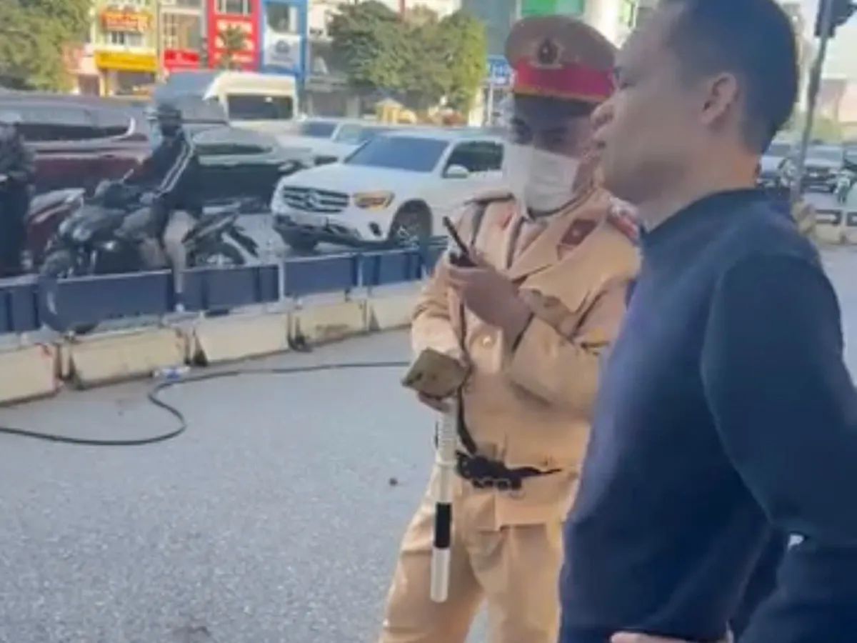 Hà Nội: CSGT khống chế đối tượng có dấu hiệu phạm pháp hình sự - Ảnh 1.