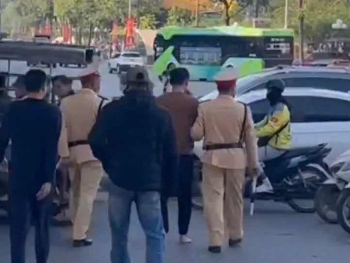 Hà Nội: CSGT khống chế đối tượng có dấu hiệu phạm pháp hình sự - Ảnh 2.